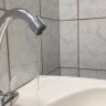 На улице Хуторской в Курске устраняют аварию на сетях холодного водоснабжения