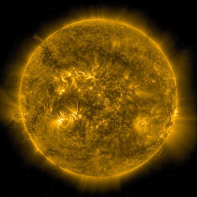 Землю трясет из-за корональной дыры на Солнце