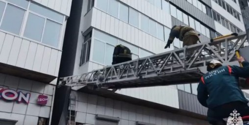 У новостройки в Улан-Удэ горела обшивка на большой площади