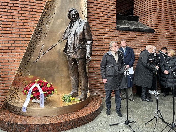 Возле Театра на Таганке появился памятник Юрию Любимову Возле Театра на Таганке появился памятник Юрию Любимову