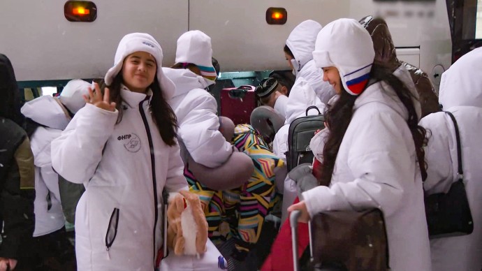 Школьники из Узбекистана, посетившие Петербург на зимних каникулах, возвращаются домой