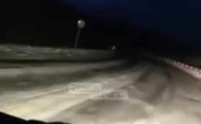 Зима близка: гололед на трассе сковал дорогу в Поронайском районе