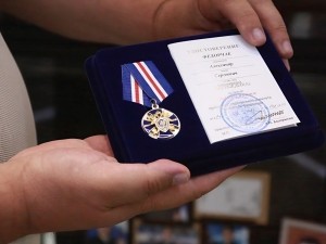 По поручению Председателя Следственного комитета России в Крыму передана ведомственная медаль родителям погибшего корреспондента МИЦ "Известия"