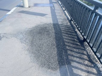 Рабочие подремонтировали тротуары на Зареченском мосту