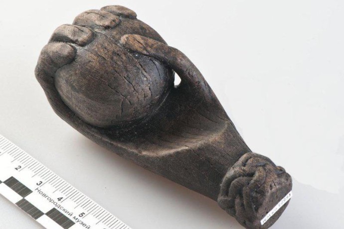 Деревянные руки из древнего Новгорода оказались талисманами