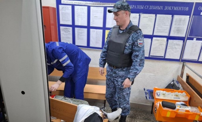 В Курске судебный пристав оказал помощь мужчине с эпилепсией прямо в здании суда