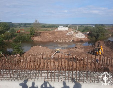 В Башкирии ищут водителя «ВАЗ», упавшего со строящегося моста в реку