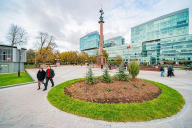 Трубную площадь украсили остролистные клены и композиции из хвойных и многолетних растений