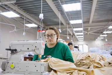 Столичные фабрики ускорили выпуск спецодежды в 2025 году