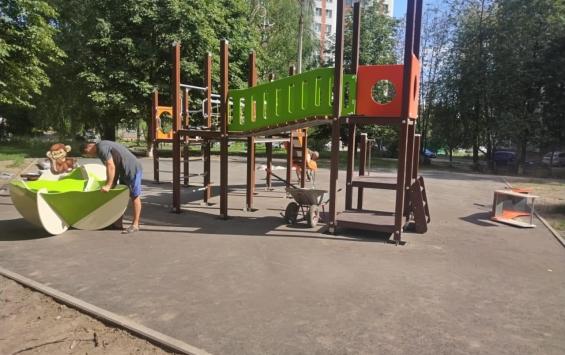 В Курске на Майском бульваре устанавливают новую детскую площадку