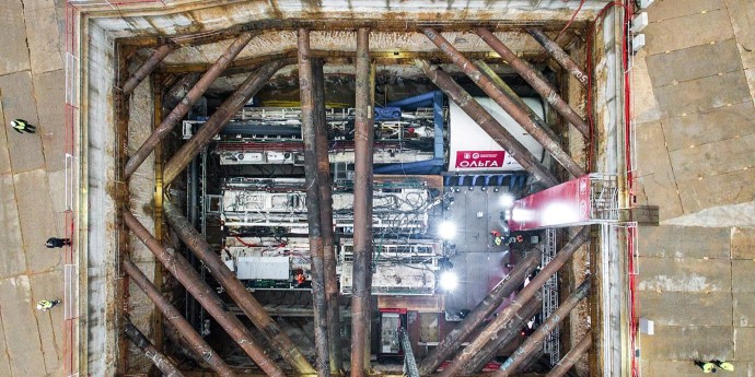 На станции метро «Ватутинки» возводят ограждающую конструкцию котлована