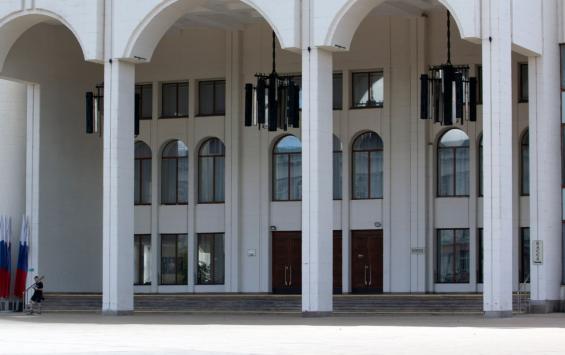 В Курске объявили выговоры руководству драмтеатра после ночных очередей за билетами