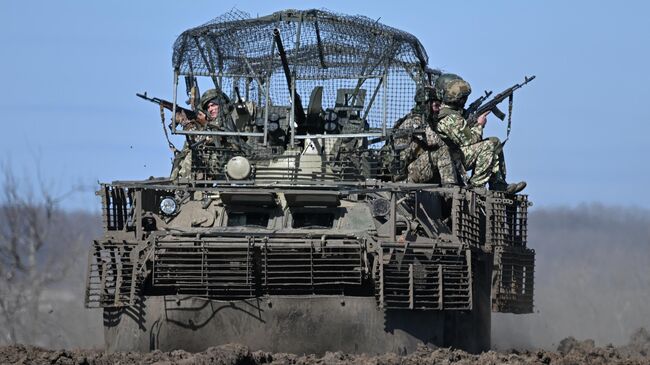 Минобороны рассказало, как бойцы заправляют военную технику в зоне СВО