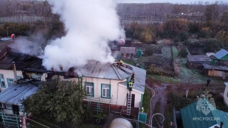 В Башкирии в Чишмах загорелся старый многоквартирный дом