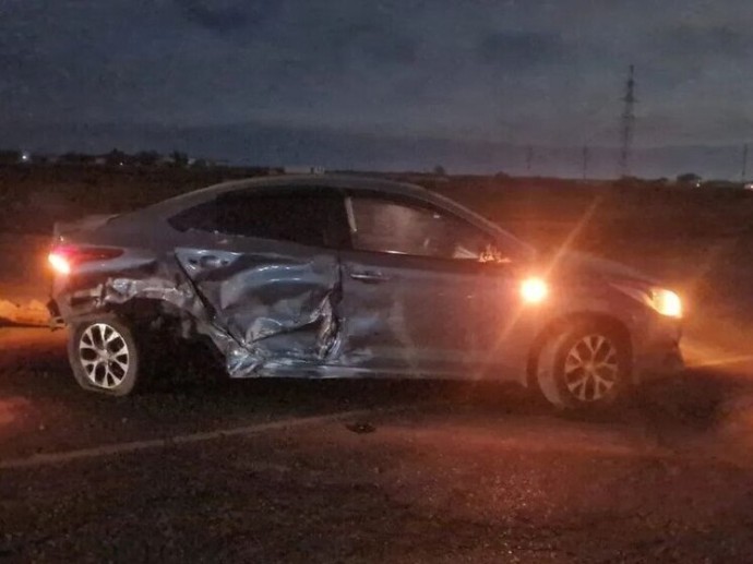 Под Астраханью 3 человека пострадали в перевернувшемся автомобиле Под Астраханью 3 человека пострадали в перевернувшемся автомобиле