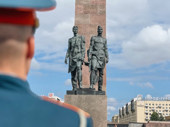 На Площади Победы возложили цветы к Монументу героическим защитникам Ленинграда