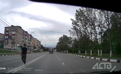 Пешеход в Долинске проложил себе "дорожку" посреди проезжей части