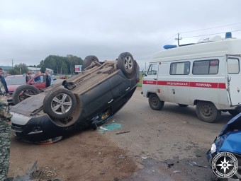 В Башкирии кроссовер Renault опрокинулся от удара в Lada Kalina