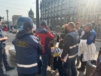 Цветы, фрукты и сувениры на 1,5 млн рублей изъяли в ходе рейда в Центральном районе