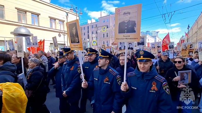 Сотрудники МЧС Петербурга прошли по Невскому проспекту в колонне «Бессмертного полка»