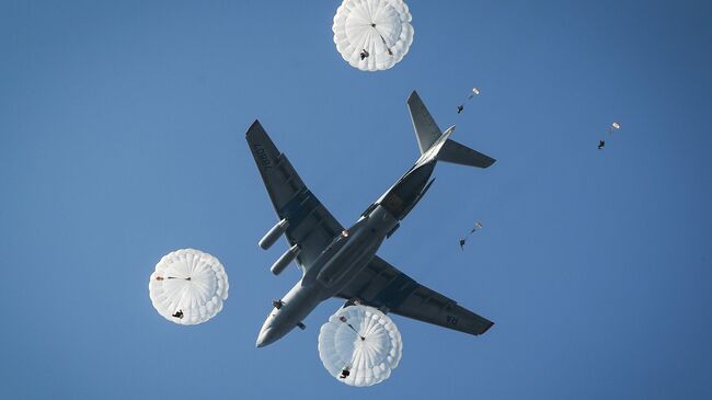 Десантники в ходе учений "Запад-2025" десантируются в тыл "противника"