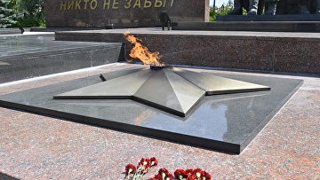 Суд назначил мужчине 320 часов работ за прикуренную от Вечного огня сигарету