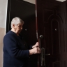 В Кирове 88-летняя женщина после пожара осталась без входной двери: её выломали по ошибке
