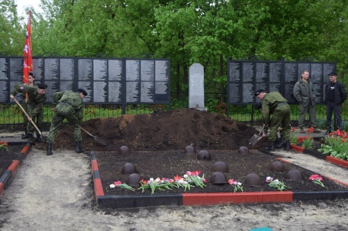 В Курской области перезахоронили останки девяти советских солдат