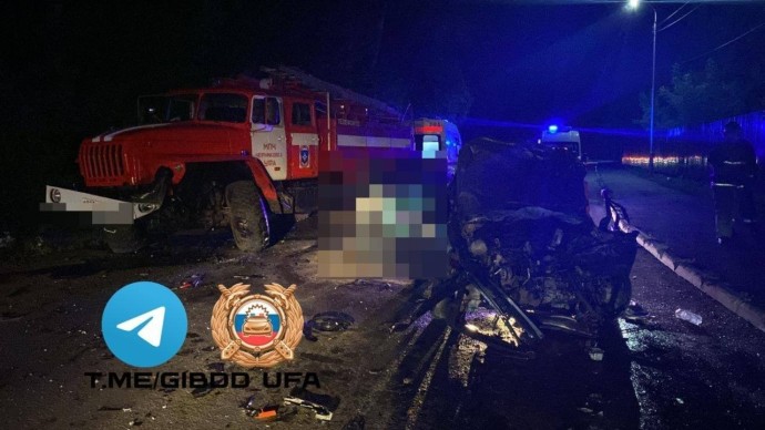 В Уфе иномарка врезалась в пожарную машину В Уфе иномарка врезалась в пожарную машину