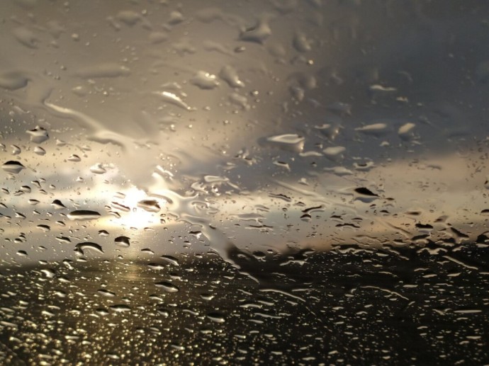 Жителям дома в Костроме пообещали починить крышу, когда не будет снега, дождя и прочих ненастий