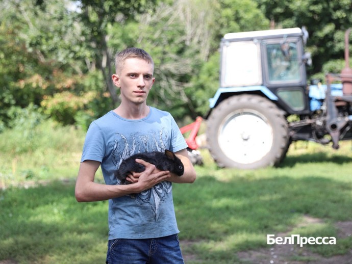Прибыльное поголовье. Соцконтракт помог отцу и сыну из Красненского района вести своё дело