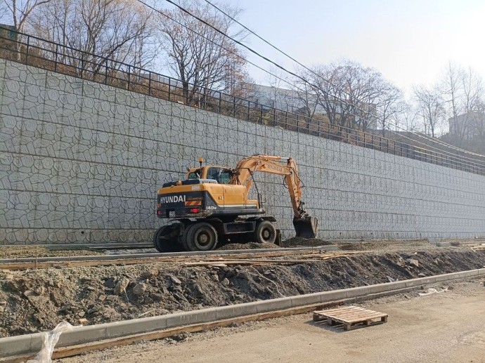 Появятся парковка и детская площадка: во Владивостоке подходит к концу ремонт финальной подпорной стены этого года Появятся парковка и детская площадка: во Владивостоке подходит к концу ремонт финальной подпорной стены этого года