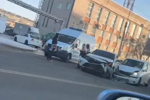 В Благовещенске в ДТП на Театральной пострадал водитель Toyota Funcargo В Благовещенске в ДТП на Театральной пострадал водитель Toyota Funcargo