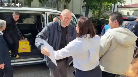 Семья воссоединилась: Лукашенко освободил мужа оппозиционерки Тихановской Сергея