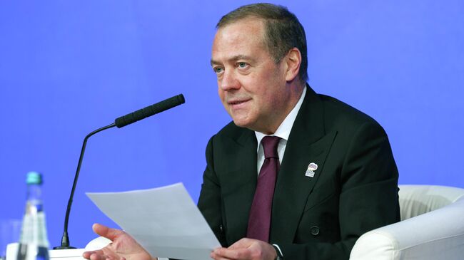 Медведев назвал причину, почему Трампу стоит поторопиться с Гренландией