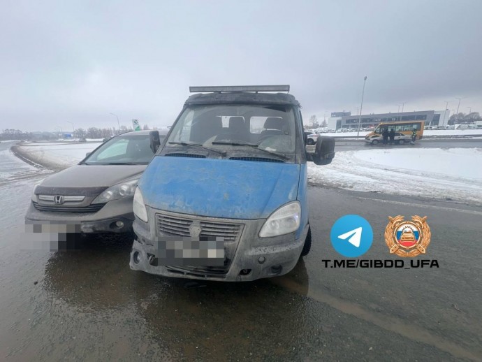 В Уфе в аварию попали девушка и две девочки