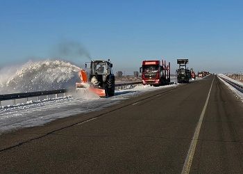 Перевозчиков призывают убрать машины с дороги, ведущей к мосту между Благовещенском и Хэйхэ Перевозчиков призывают убрать машины с дороги, ведущей к мосту между Благовещенском и Хэйхэ