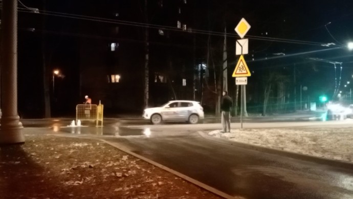 «Водоканал» ликвидирует прорыв на Институтском проспекте: видео «Водоканал» ликвидирует прорыв на Институтском проспекте: видео