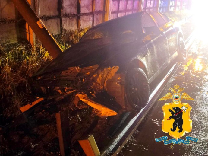 В Ярославской области мужчина пьяным врезался на угнанном БМВ в фонарный столб В Ярославской области мужчина пьяным врезался на угнанном БМВ в фонарный столб