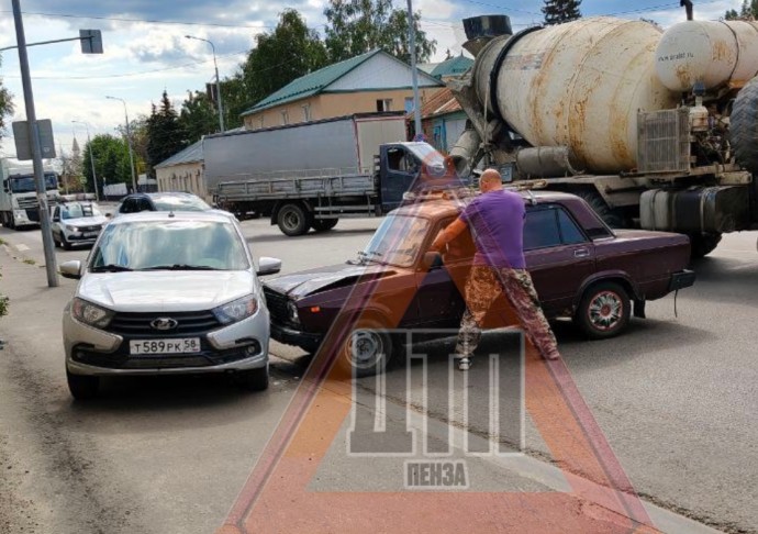 На улице Каляева в Пензе столкнулись две машины