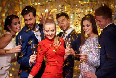 Эта привычка выдает человека с низким интеллектом: как не опозориться на корпоративе