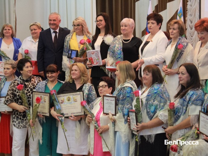 Выдающимся белгородкам вручили памятные медали Союза женщин России