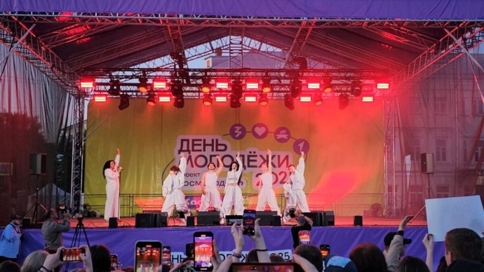 «Сейчас накажу»: королева русского  R’N’B игриво угрожала костромичам на своем концерте
