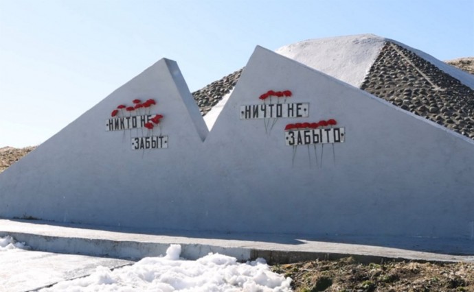 На братской могиле воинов-освободителей на острове Шумшу возложили цветы