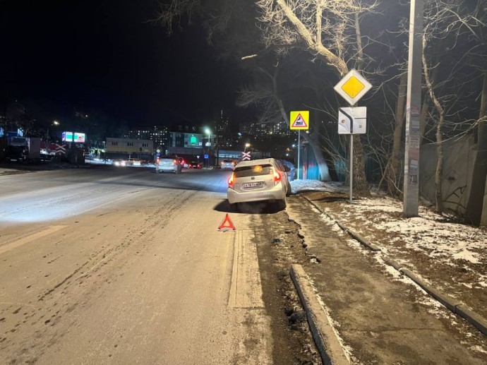 Лобовое вдребезги: опасная езда во Владивостоке закончилась наездом на остановке Лобовое вдребезги: опасная езда во Владивостоке закончилась наездом на остановке
