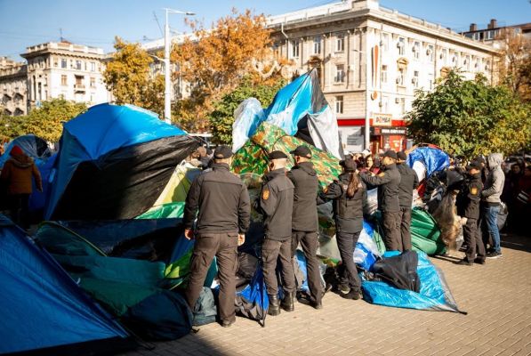 Полиция Молдавии задержала еще 28 человек, пикетирующих президентуру
