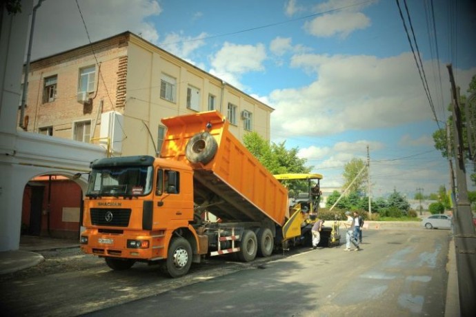 В Астрахани на улице Ульяновых обновляют дорожное покрытие