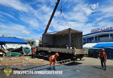 На Спортивном рынке Владивостока идет масштабная зачистка от нелегалов