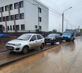 В Кирове оштрафовали водителей, занимавших тротуар на Рудницкого
