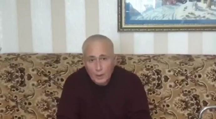 Дед предложил сдаться: отец жительницы Артёма, «похитившей» свою дочь, записал видео Дед предложил сдаться: отец жительницы Артёма, «похитившей» свою дочь, записал видео